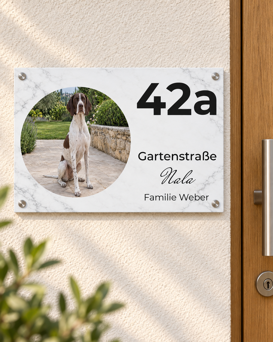 Hausnummernschild mit Nala, Gartenstraße und großer Nummer 42a in gedruckter Marmoroptik