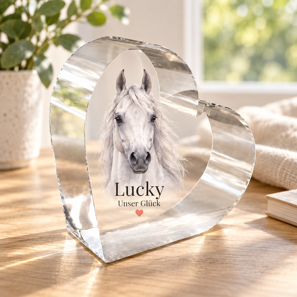 Gestaltungsbeispiel: weißes Pferd Lucky im Aquarell-Stil mit Namen und Herz auf einem Acrylherz