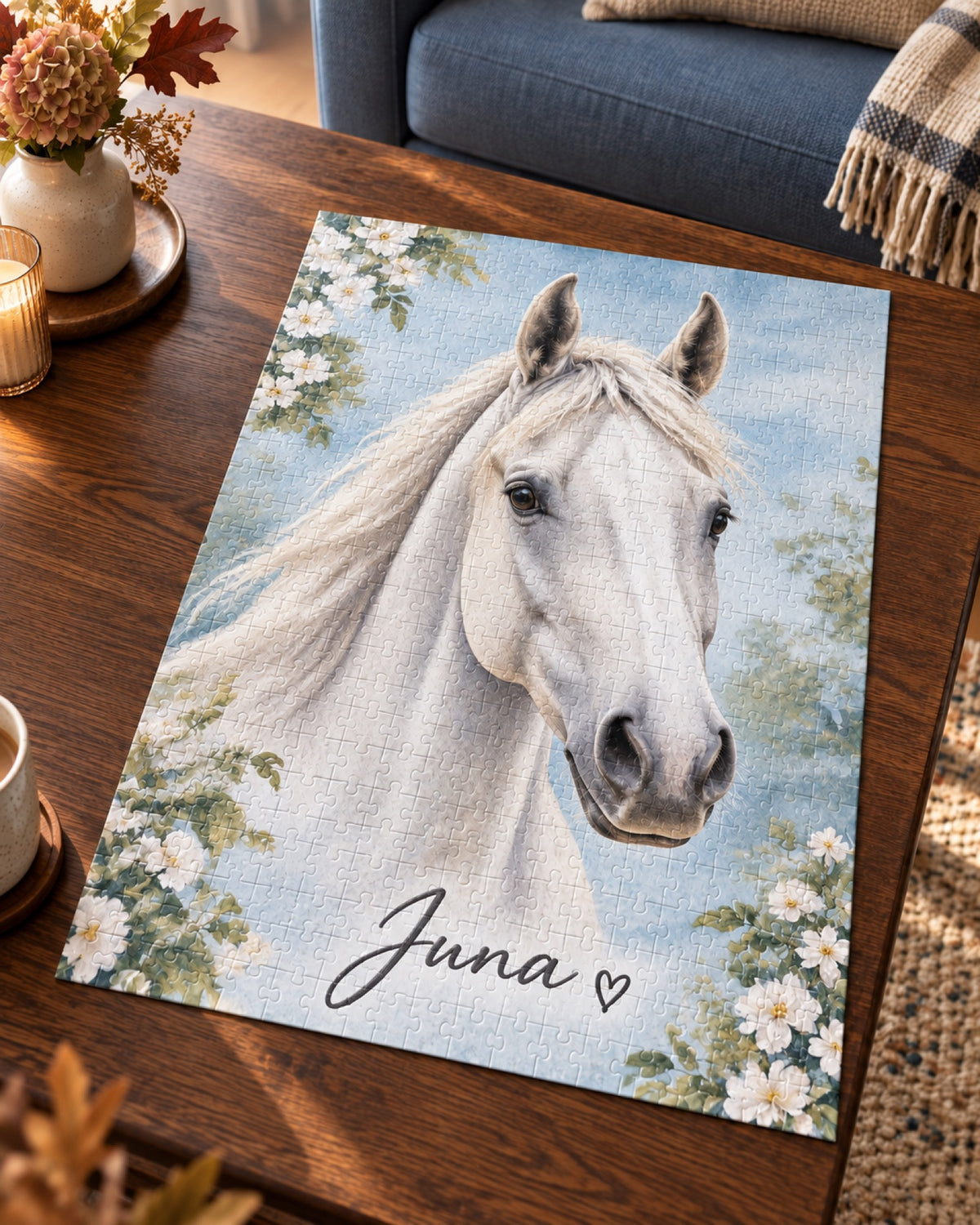 Personalisiertes Puzzle mit dem Schimmel Juna auf einem dunklen Couchtisch vor einem blauen Sofa