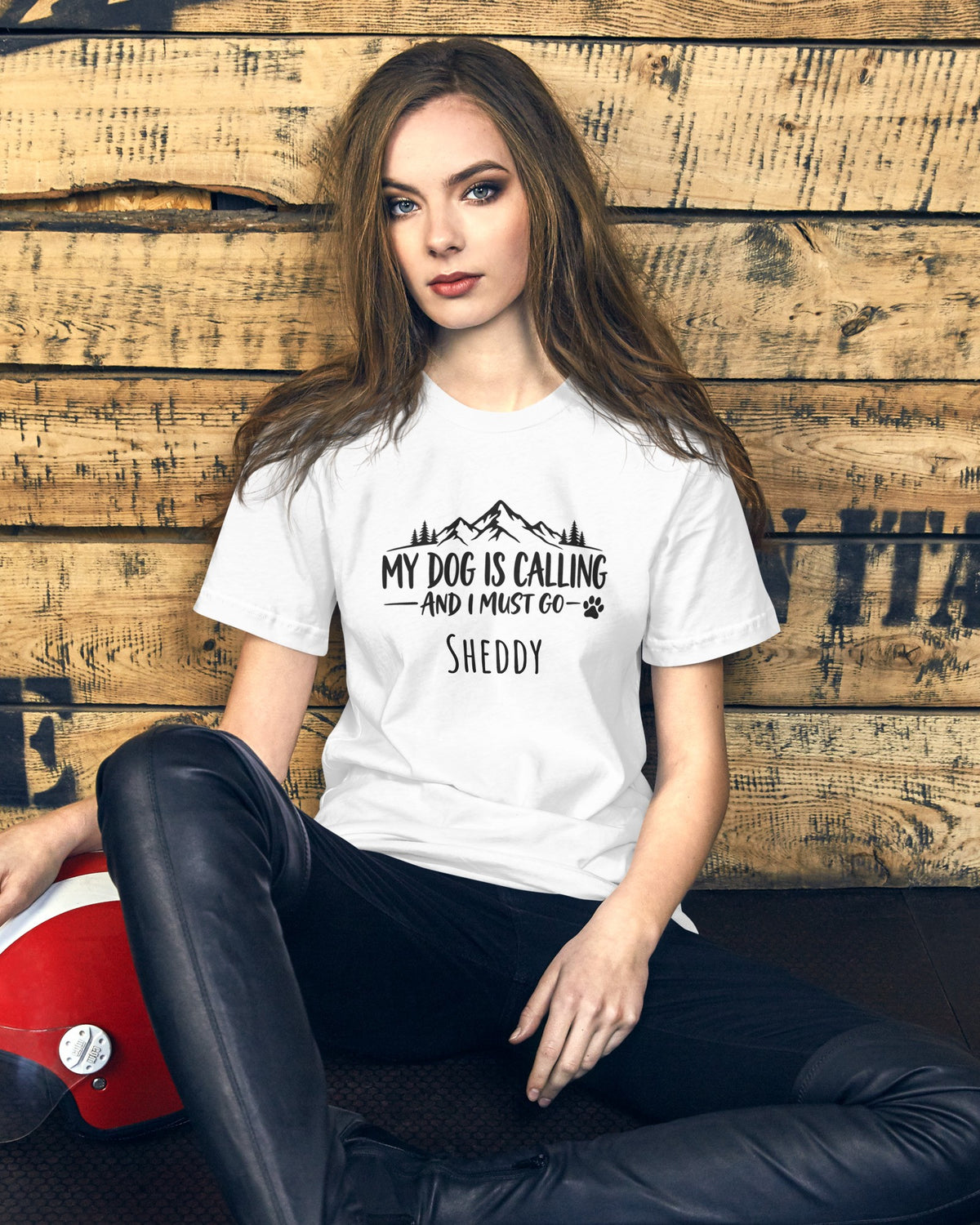 T-Shirt My Dog Is Calling in Weiß mit dem Namen Sheddy, getragen von einer Frau