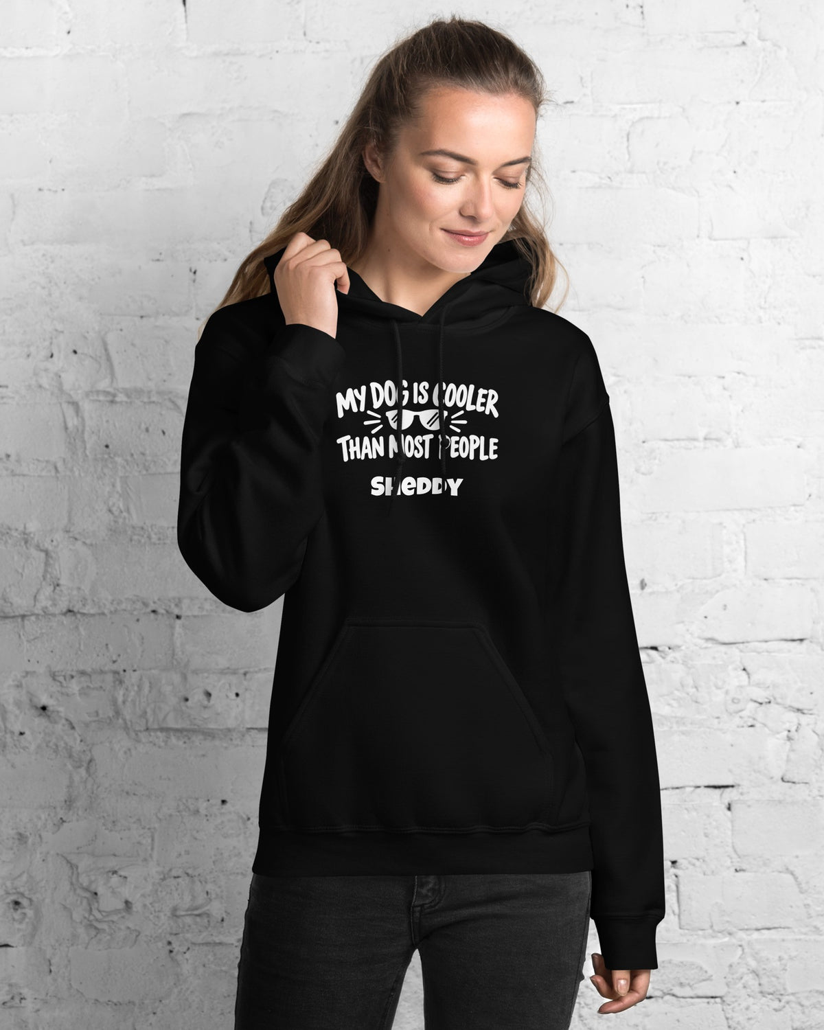 Hoodie My Dog Is Cooler Than Most People in Schwarz mit dem Namen Sheddy, getragen von einer Frau