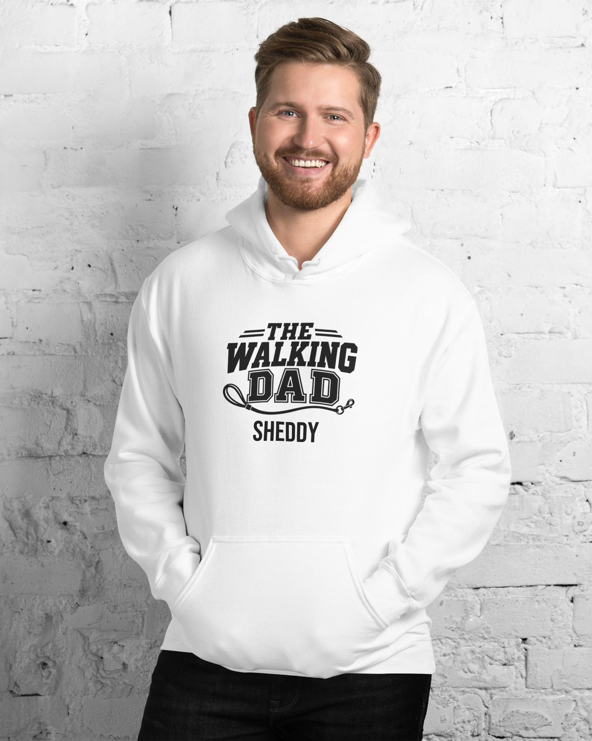 Hoodie The Walking Dad in Weiß mit dem Namen Sheddy, getragen von einem Mann