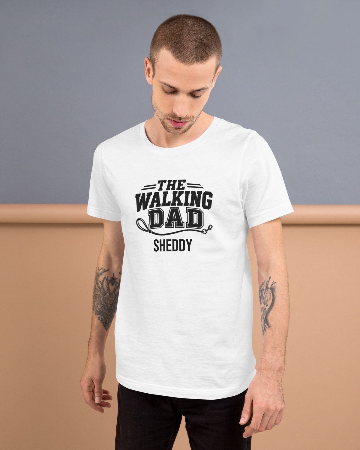 T-Shirt The Walking Dad in Weiß mit dem Namen Sheddy, getragen von einem Mann