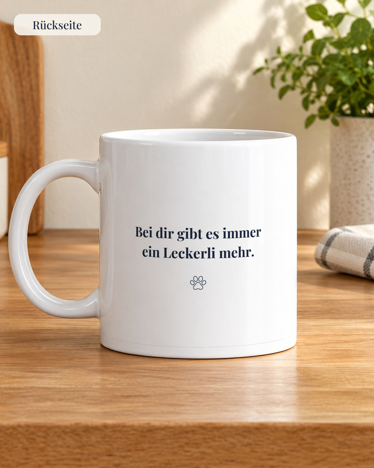 Tasse für Hundeoma und Hundeopa mit Foto, Rückseite in der Küche
