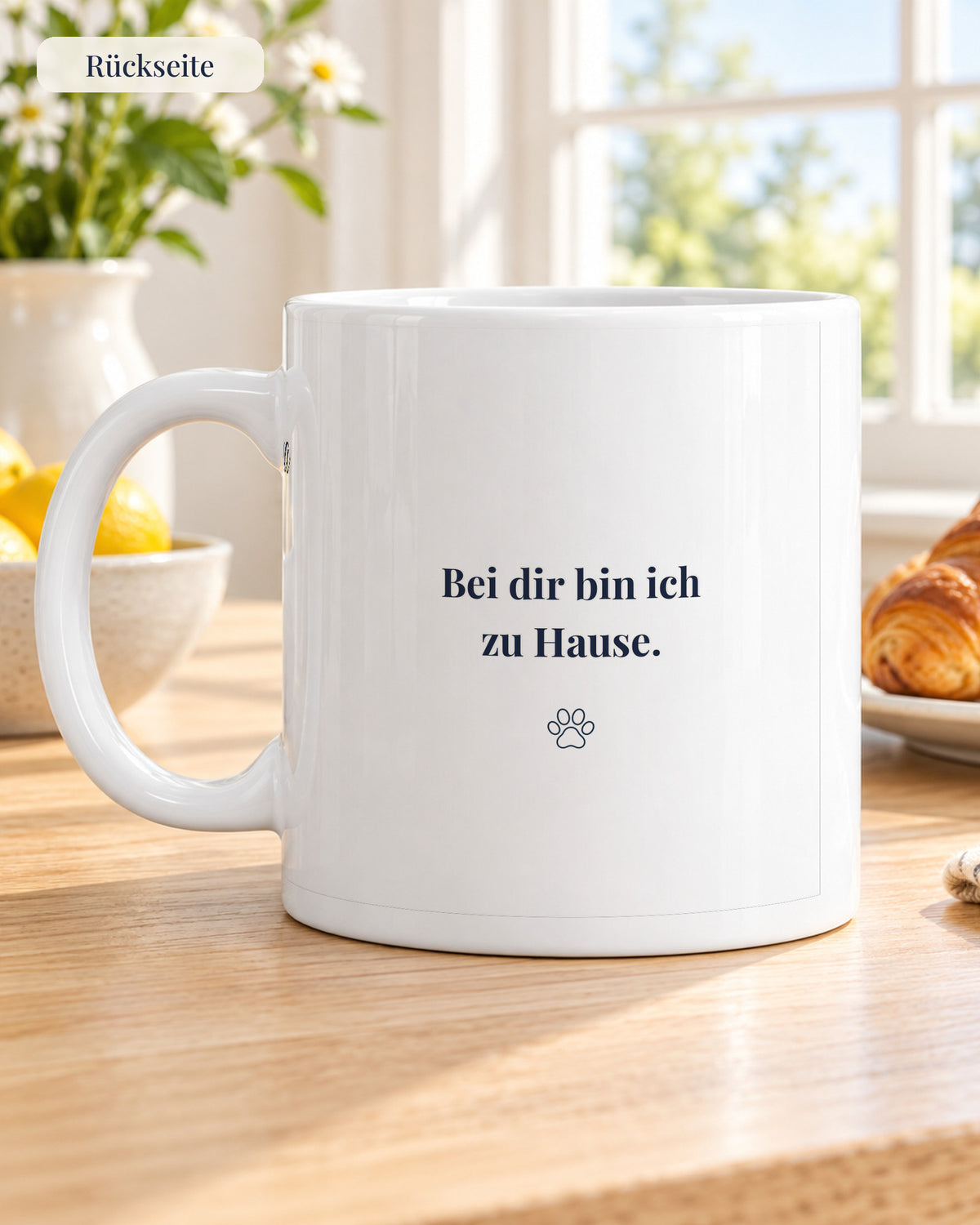 Tasse Hundemama und Hundepapa mit Foto, Rückseite am Frühstückstisch