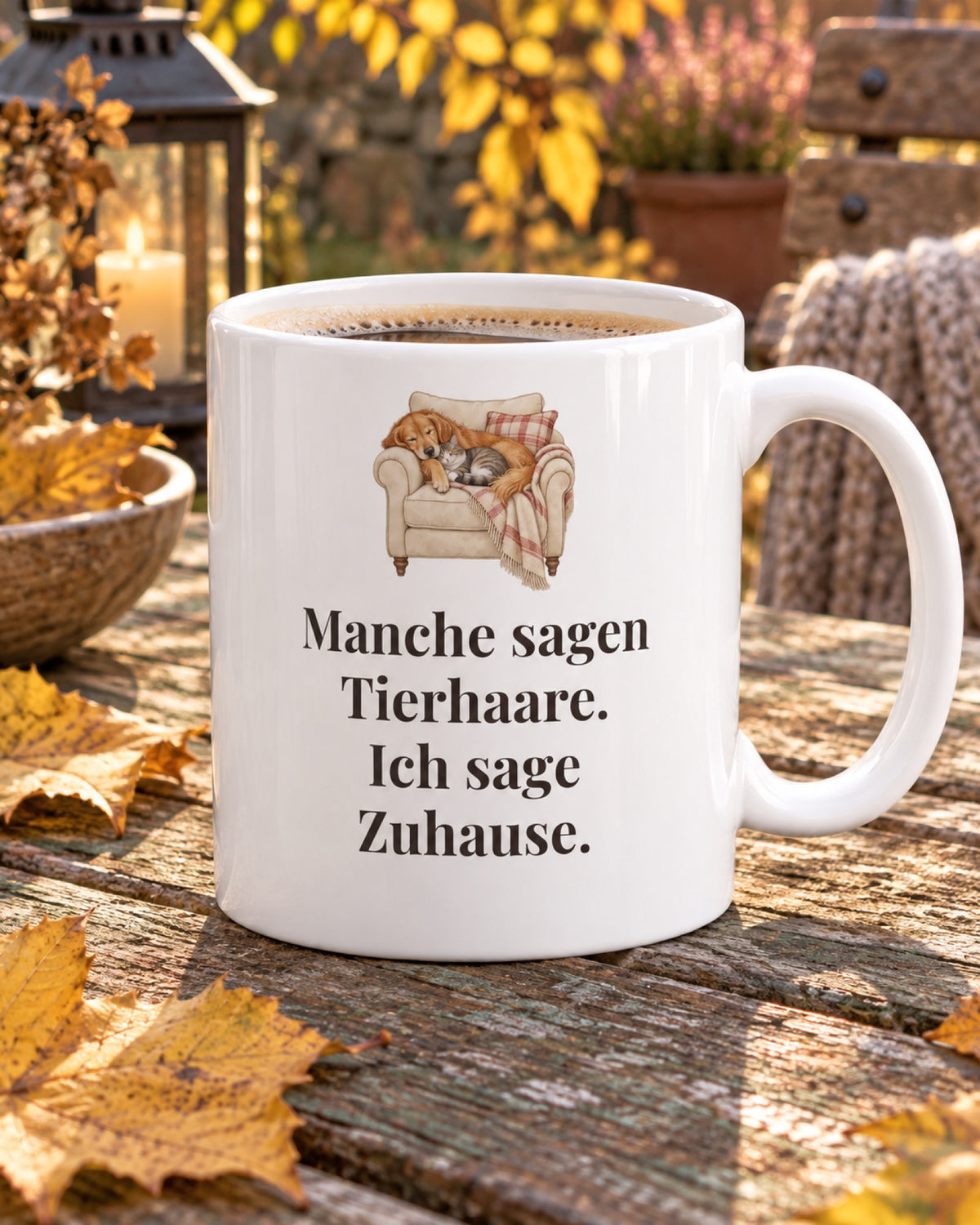 Weiße Keramiktasse Tasse mit Spruch: Manche sagen Tierhaare. Ich sage Zuhause. auf einem Gartentisch im Herbst