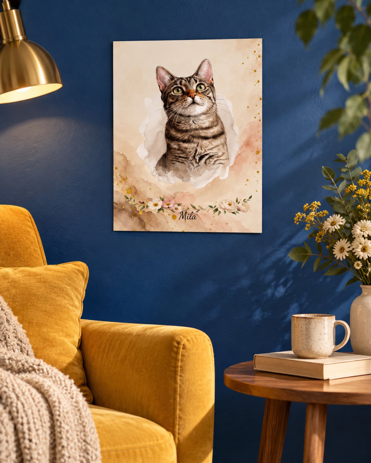 Ungerahmtes Poster mit Tigerkatze Mila in einer Lifestyle-Szene: kobaltblaues Atelier mit gelbem Sessel, kleines ungerahmtes Poster an der Wand
