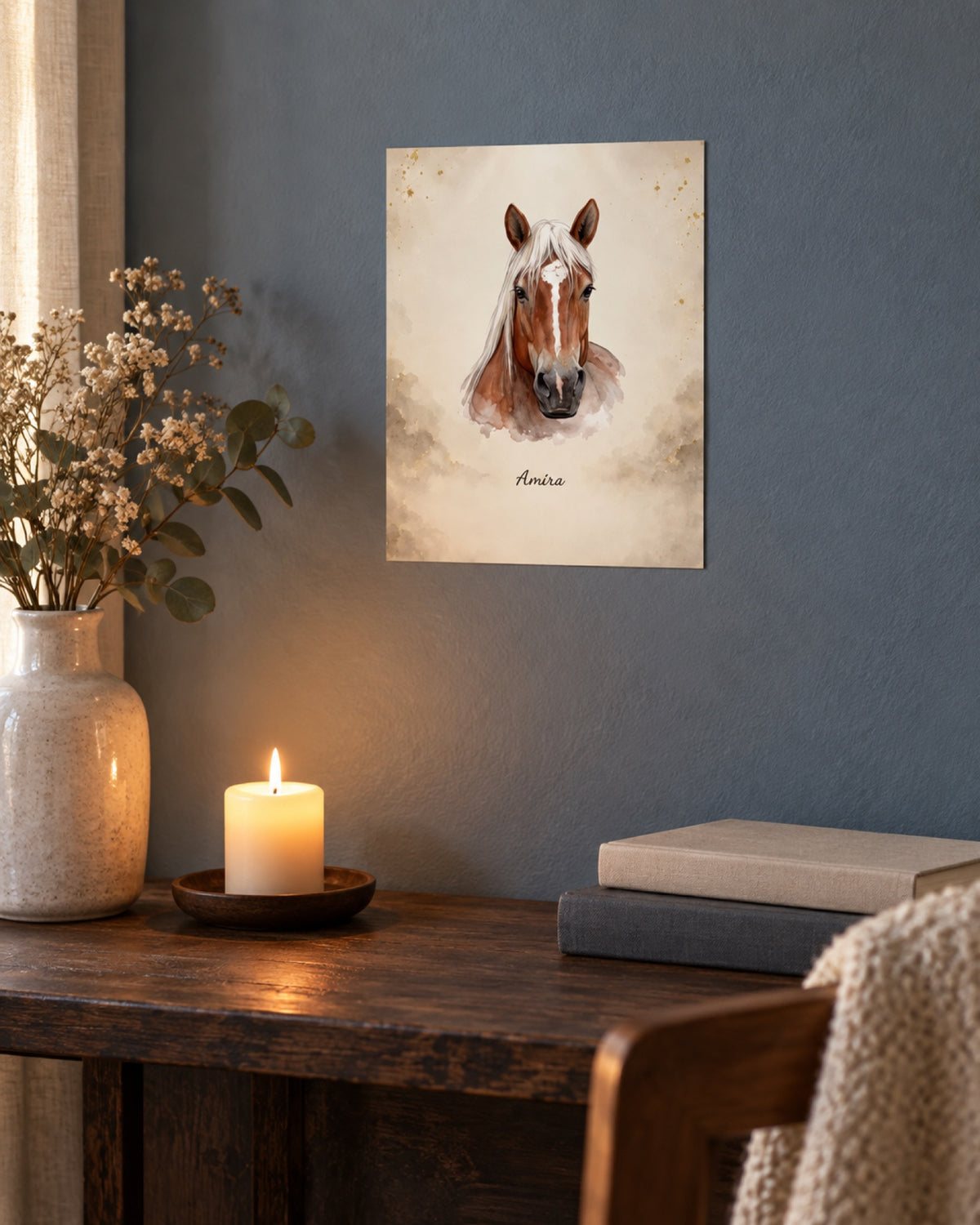 Ungerahmtes Poster mit Fuchs Amira in einer Lifestyle-Szene: schieferblaue ruhige Gedenkecke mit einer einzelnen Kerze auf dunklem Holz, kleines rahmenloses Pferdeposter an der Wand