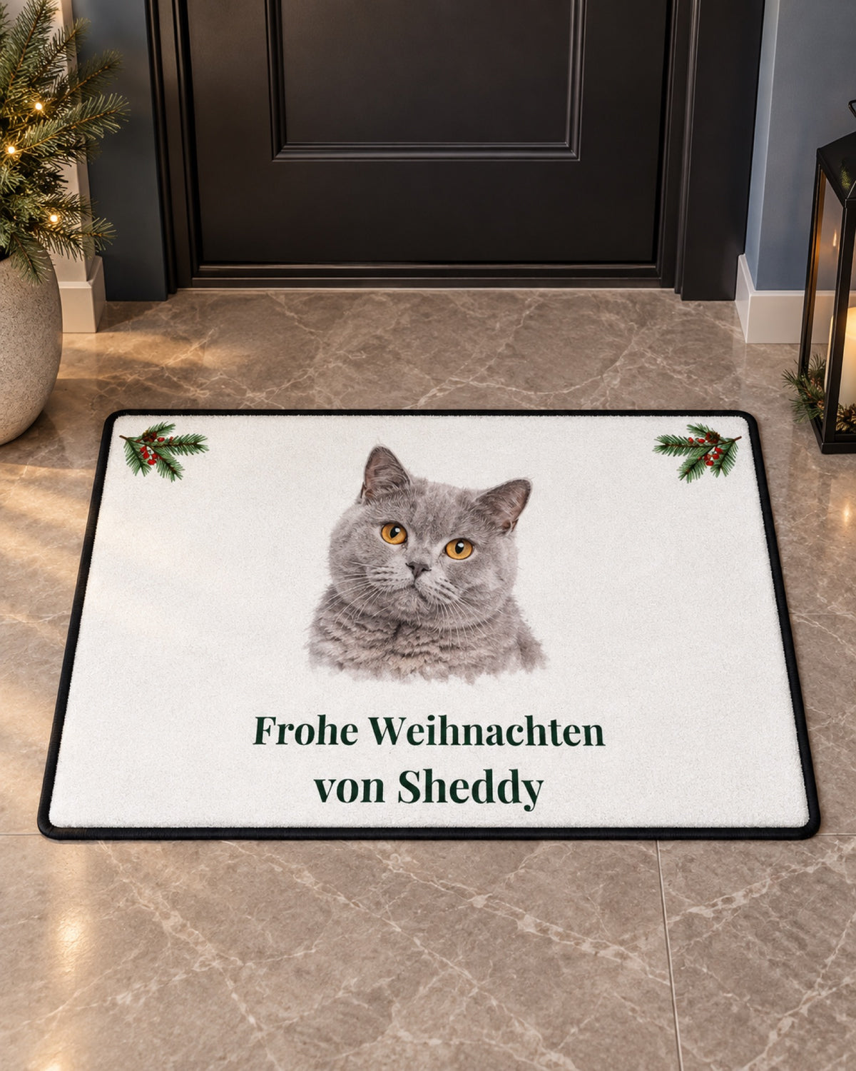 Weihnachtsfußmatte mit Britisch Kurzhaar Sheddy im modernen Wohnungseingang