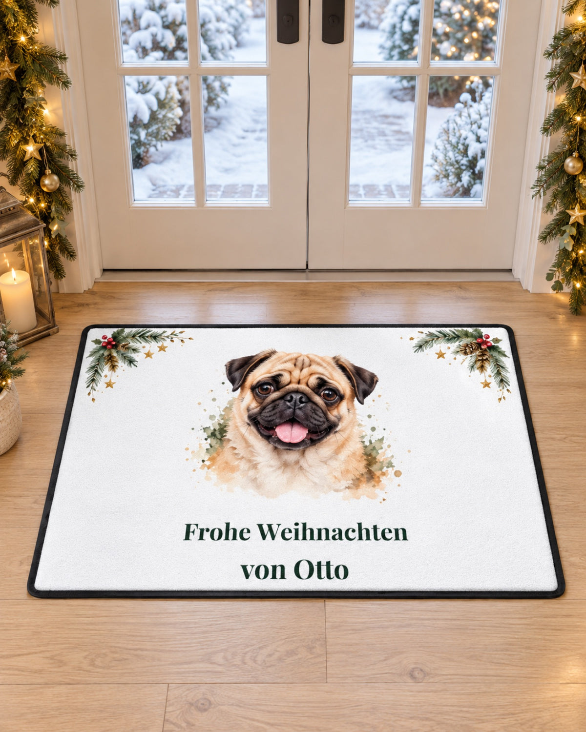 Weihnachtsfußmatte mit Mops Otto im winterlich dekorierten verglasten Eingangsbereich